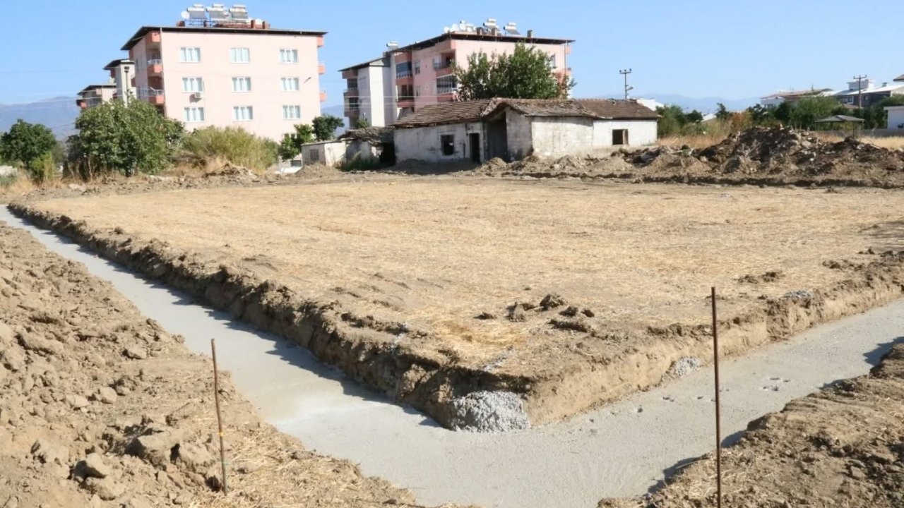 Başkan Ercan, halı saha yapımına başladıklarını duyurdu