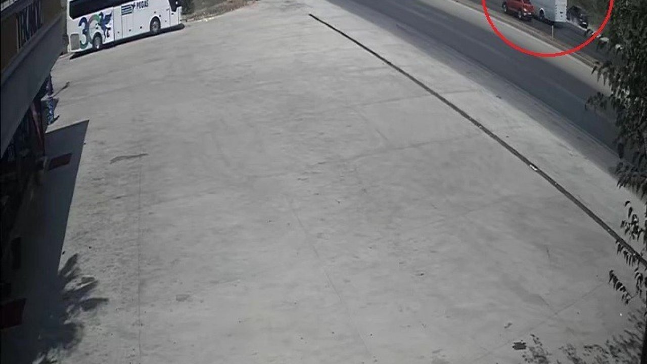 Kırmızı ışıkta duran araçlara çarpmamak için otomobilini şarampole sürdü