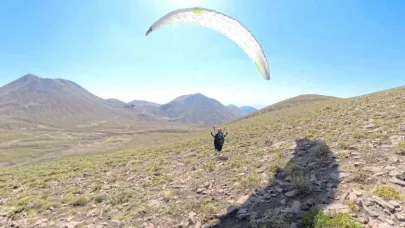 Erciyes’in 3 bin 500 metre rakımına yamaç paraşütü ile çıktılar