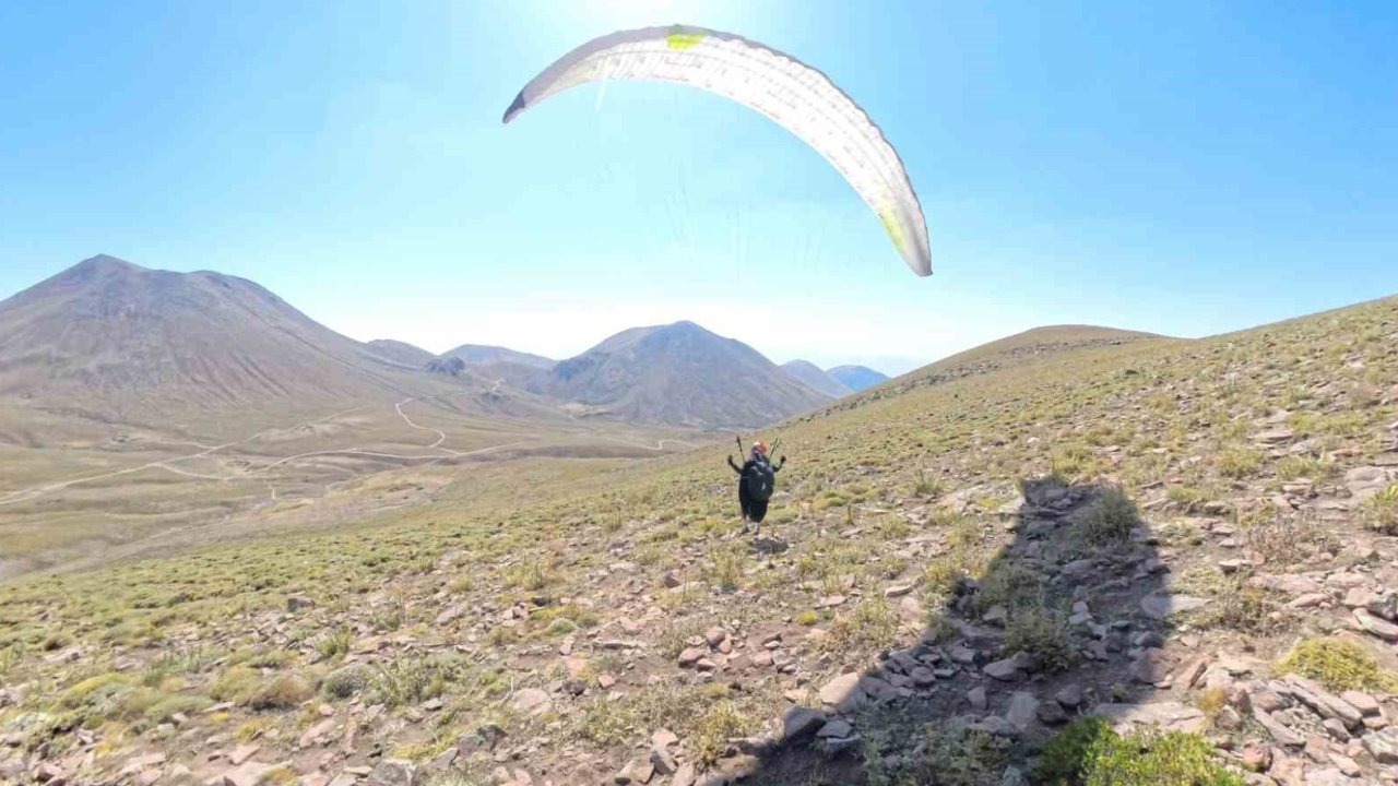 Erciyes’in 3 bin 500 metre rakımına yamaç paraşütü ile çıktılar