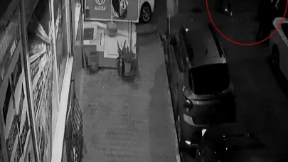 Eyüpsultan’da 20 yaşındaki gencin sokak ortasında silahla vurularak öldürüldüğü anlar kamerada