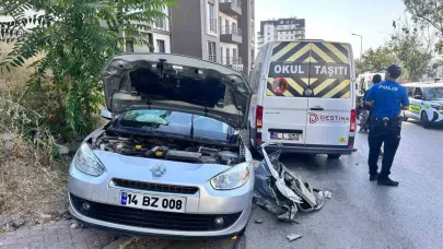 Ankara’da otomobil ile servis minibüsü kafa kafaya çarpıştı: 12 yaralı