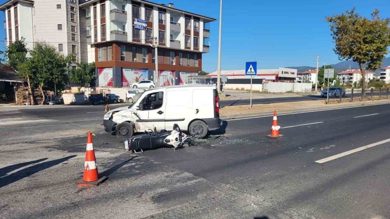 Hafif ticari araç ile motosikletin karıştığı kazada 1 kişi ağır yaralandı