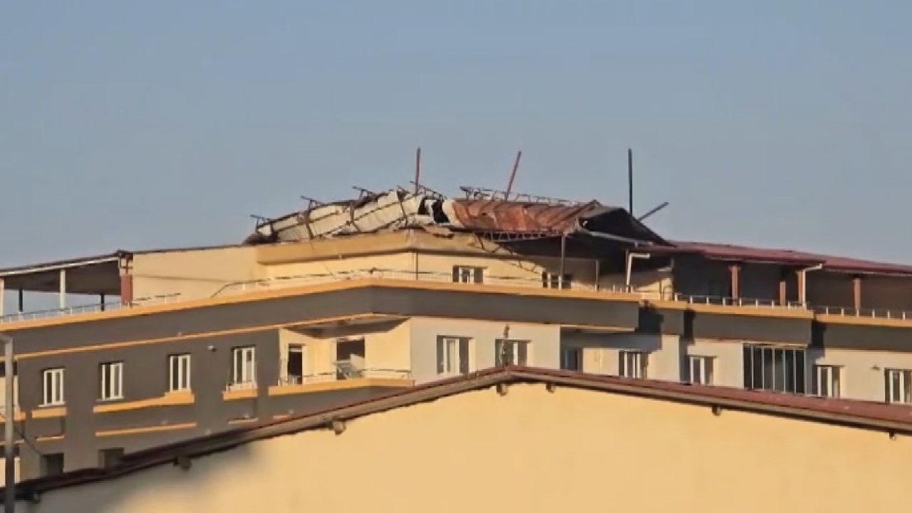 Gaziantep’te şiddetli fırtına hasarlı binanın çatısını uçurdu