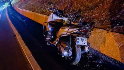 Otomobil yayaya yol vermek için duran motosiklete çarptı: 1 yaralı