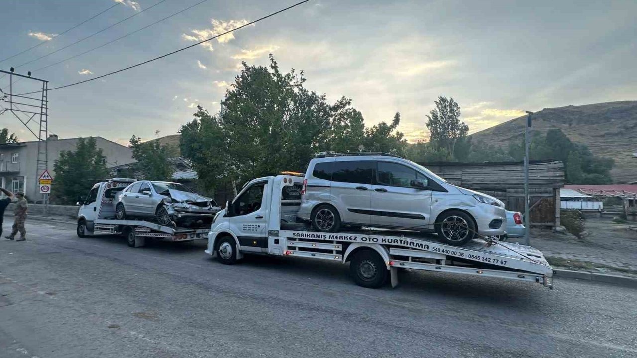 Sarıkamış’ta trafik kazası: 1’i çocuk 5 yaralı