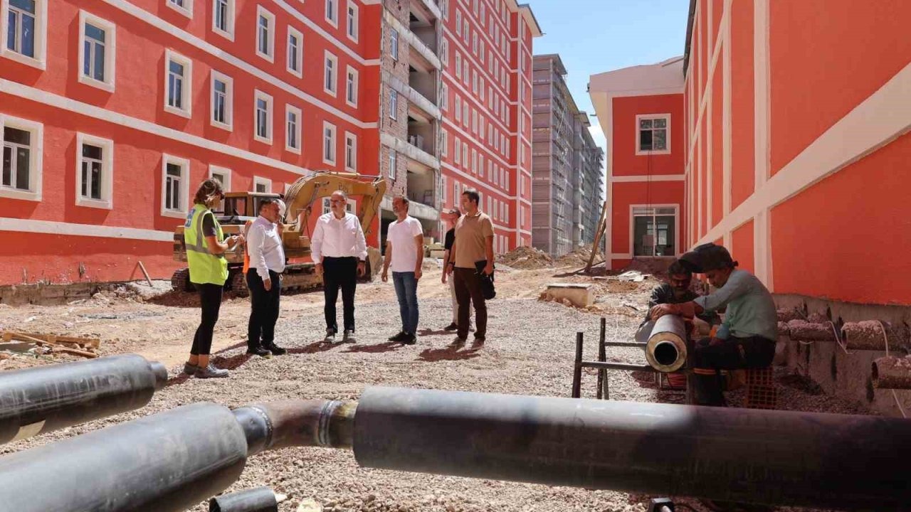 Genel Müdür Şahin, Bilecik’te bitmeyen KYK yurdunda incelemelerde bulundu