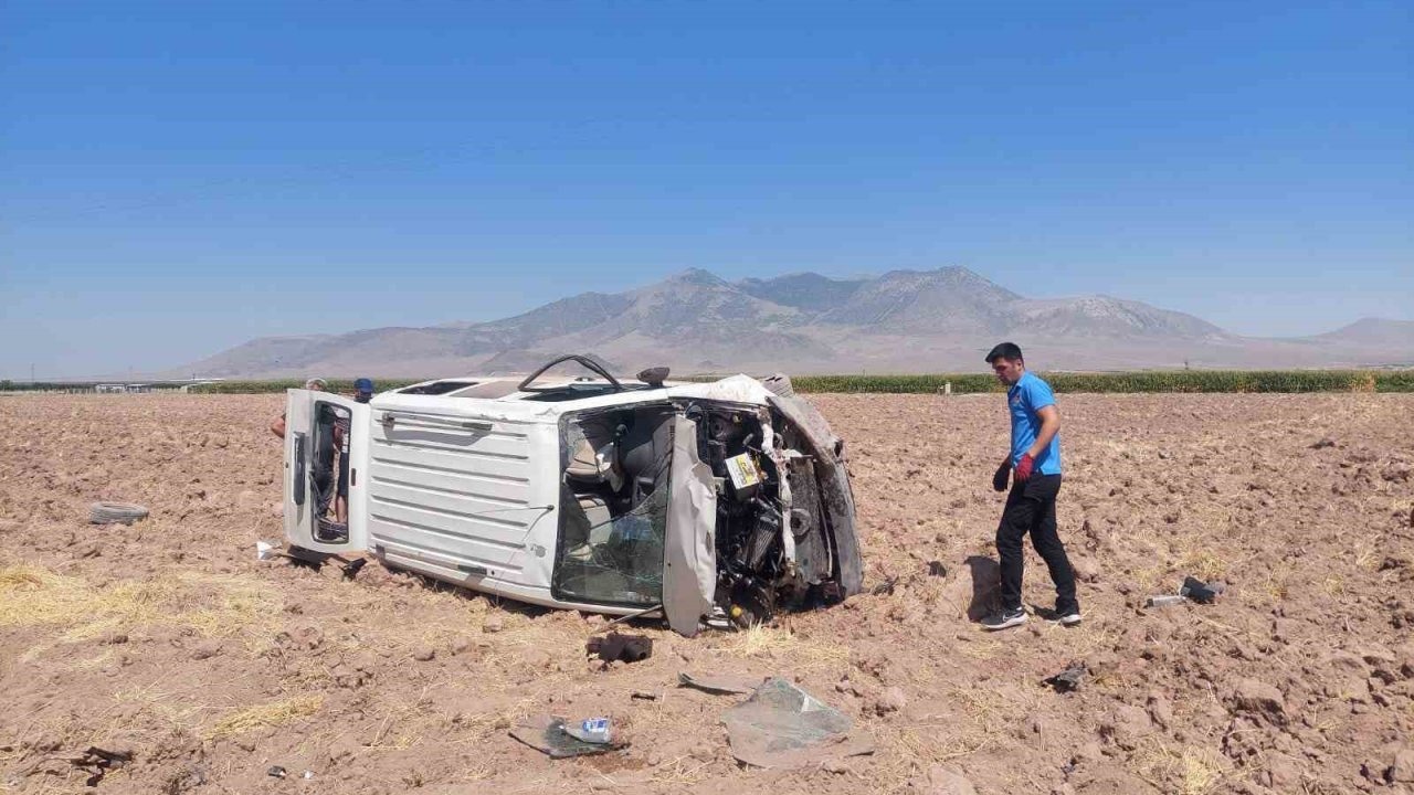 Karaman’da minibüs tarlaya takla attı: 1 yaralı