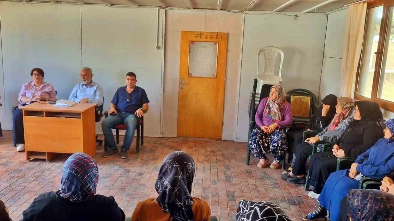 Aslanapa’da kadın çiftçilere kooperatif anlatıldı