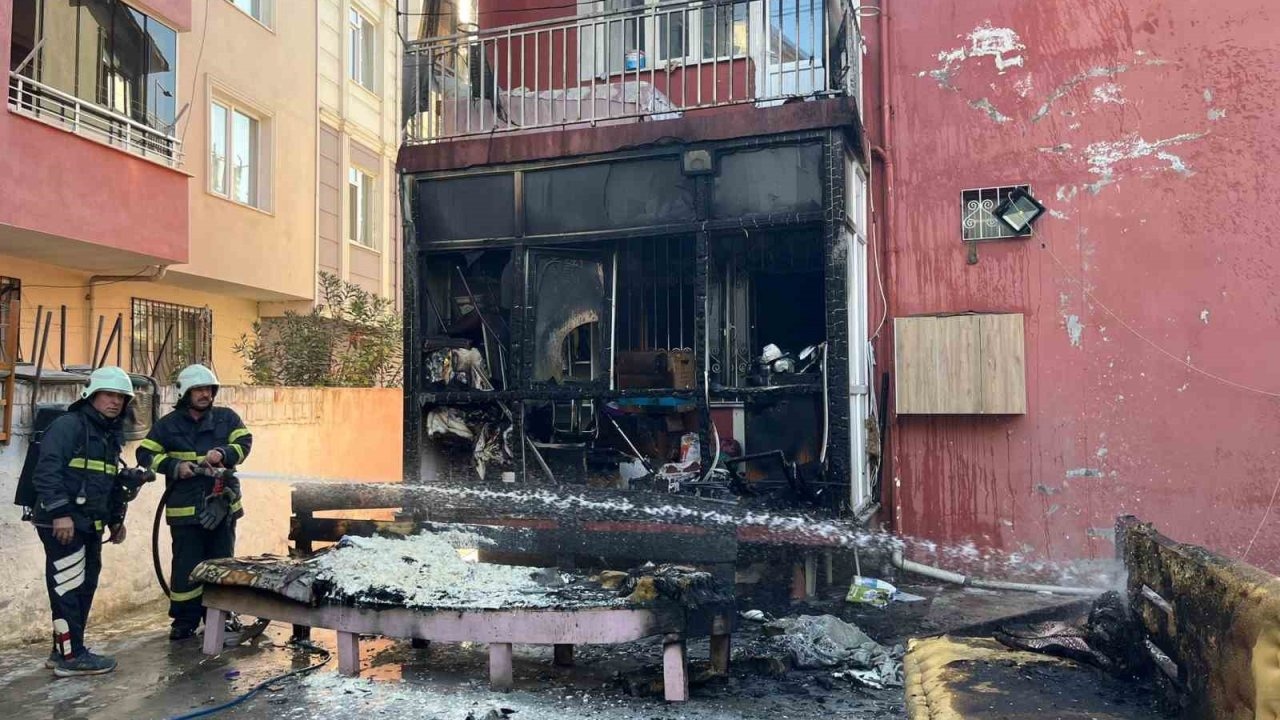 Balkonda çıkan yangın eşyaları küle çevirdi