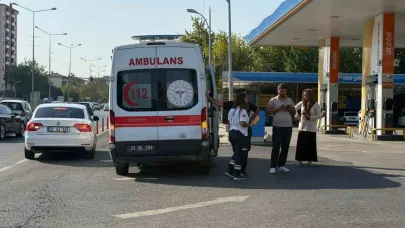Ambulans kazaya karıştı, sağlıkçılar muhabirin görevini engelledi