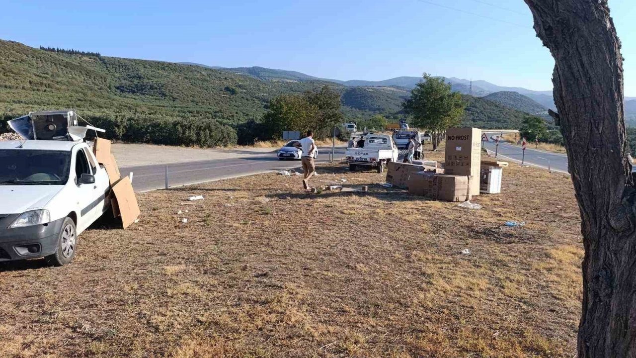 Erdek’te beyaz eşya yüklü kamyonet kaza yaptı, 1 yaralı