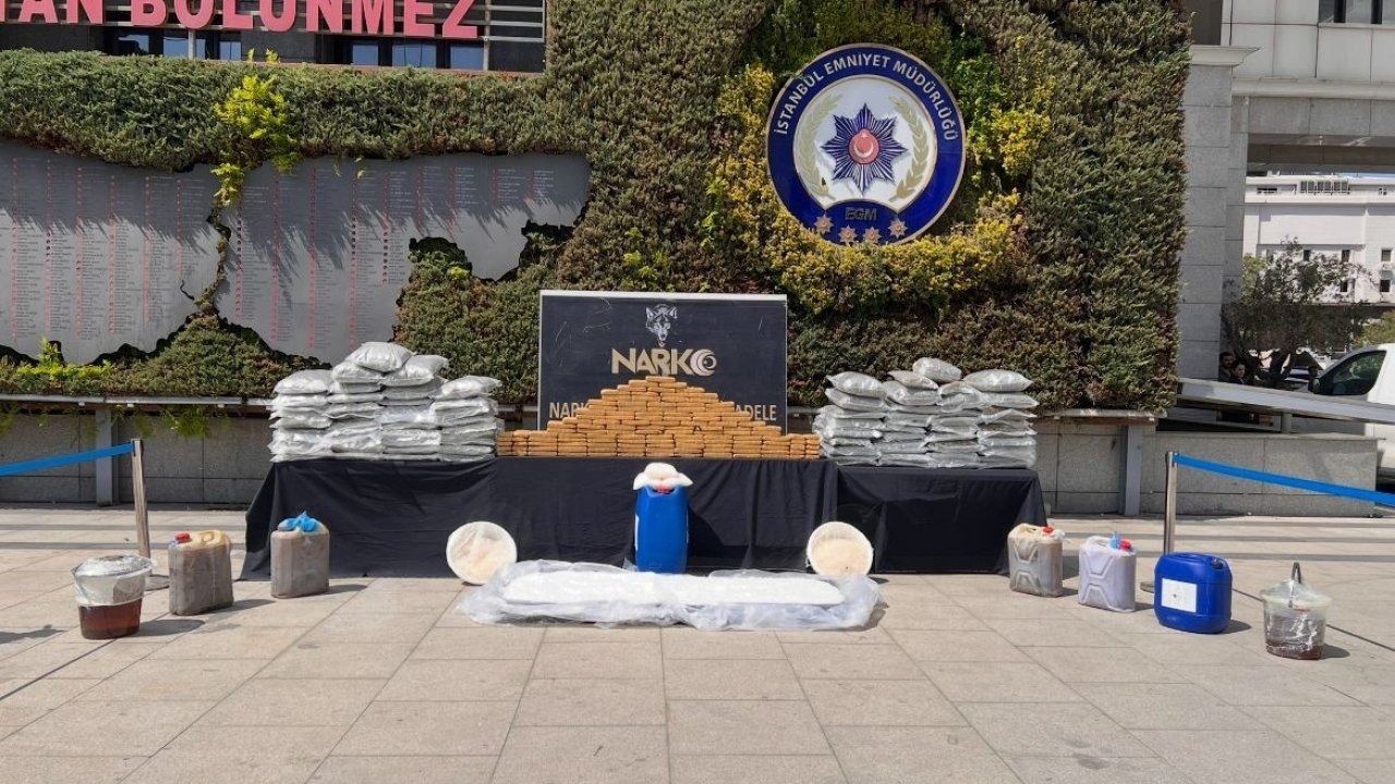 İstanbul’da ele geçirilen uyuşturucu emniyette sergilendi