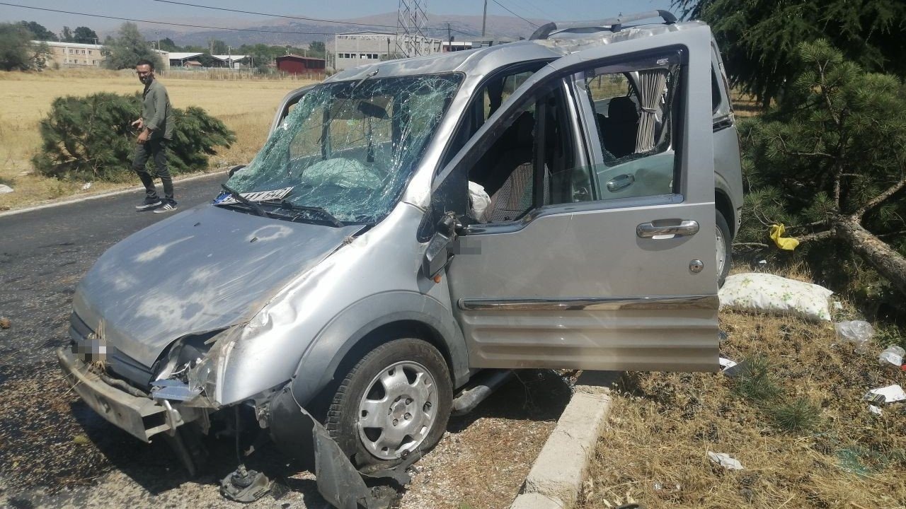 Isparta’da otomobil refüje çarpıp takla attı: 2 yaralı