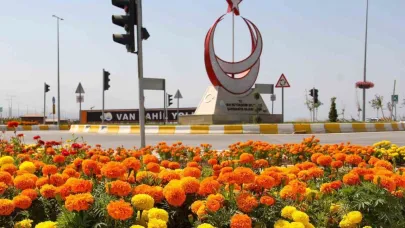 Sahil yolunda geniş kapsamlı peyzaj çalışması yürütüyor