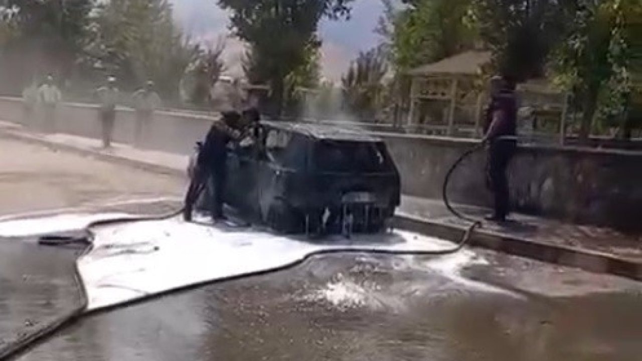Muş’ta park halindeki otomobil alev aldı