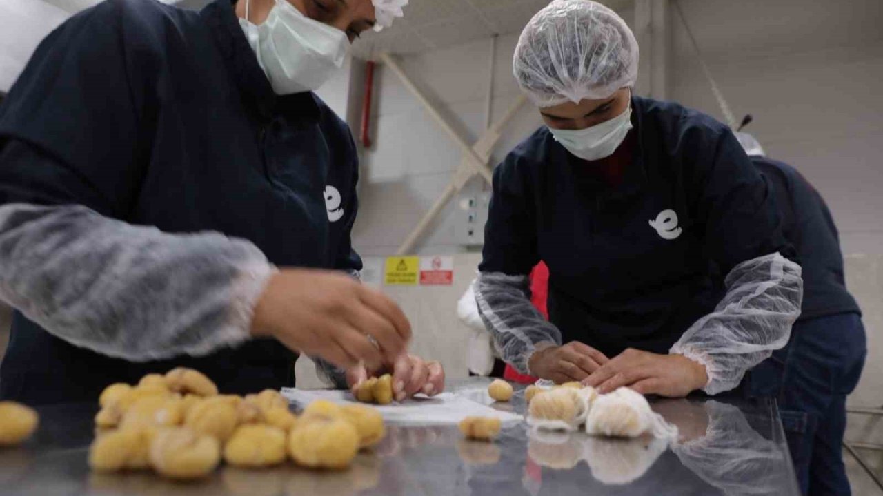 Başkan Atay’ın kurduğu ’Kadın Emeği Tarımsal Ürün Fabrikası’nın ürünleri sofraları süslemeye devam ediyor