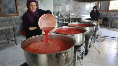 Afetzede kadınların ürettiği domates salçası aile ekonomisine katkı sağlıyor
