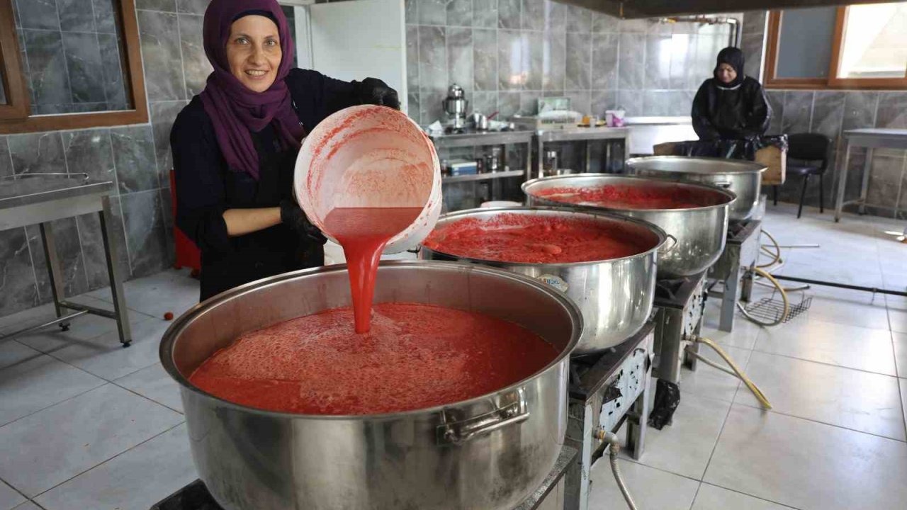 Afetzede kadınların ürettiği domates salçası aile ekonomisine katkı sağlıyor