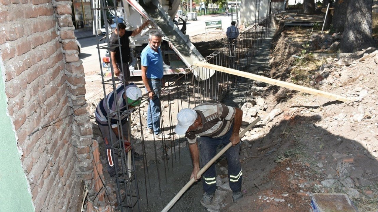 Yıkılın okul duvarı yeniden yapılıyor