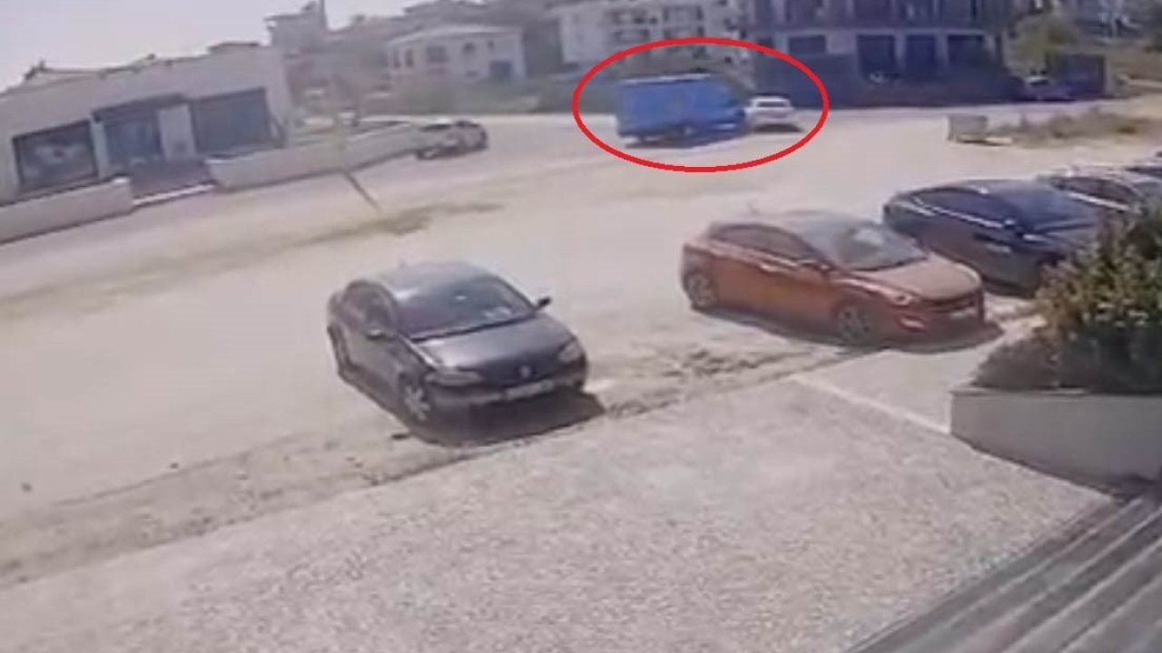 Antalya’da kargo aracıyla otomobil çarpıştı