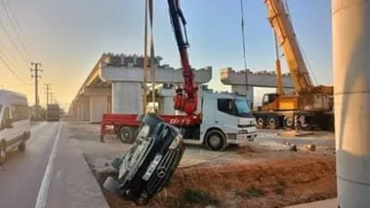 Kontrolden çıkan otomobil üst geçit inşaatına düştü: 4 kişi yaralandı