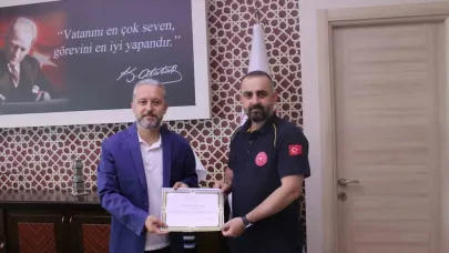 Kağıt toplayıcı çocuğa ayakkabılarını veren sağlık ekibine teşekkür