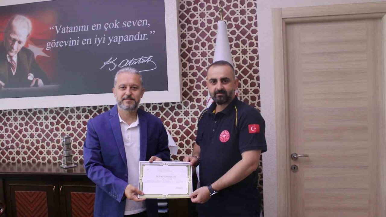 Kağıt toplayıcı çocuğa ayakkabılarını veren sağlık ekibine teşekkür