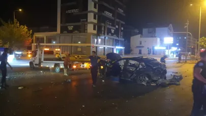 Kavşağa çıkan otomobili adeta biçti, sürücü araçtan fırladı: 3 yaralı
