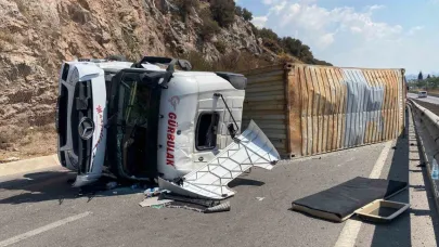 Kocaeli’nde tır devrildi, sürücü yaralandı: İstanbul istikameti trafiğe kapandı
