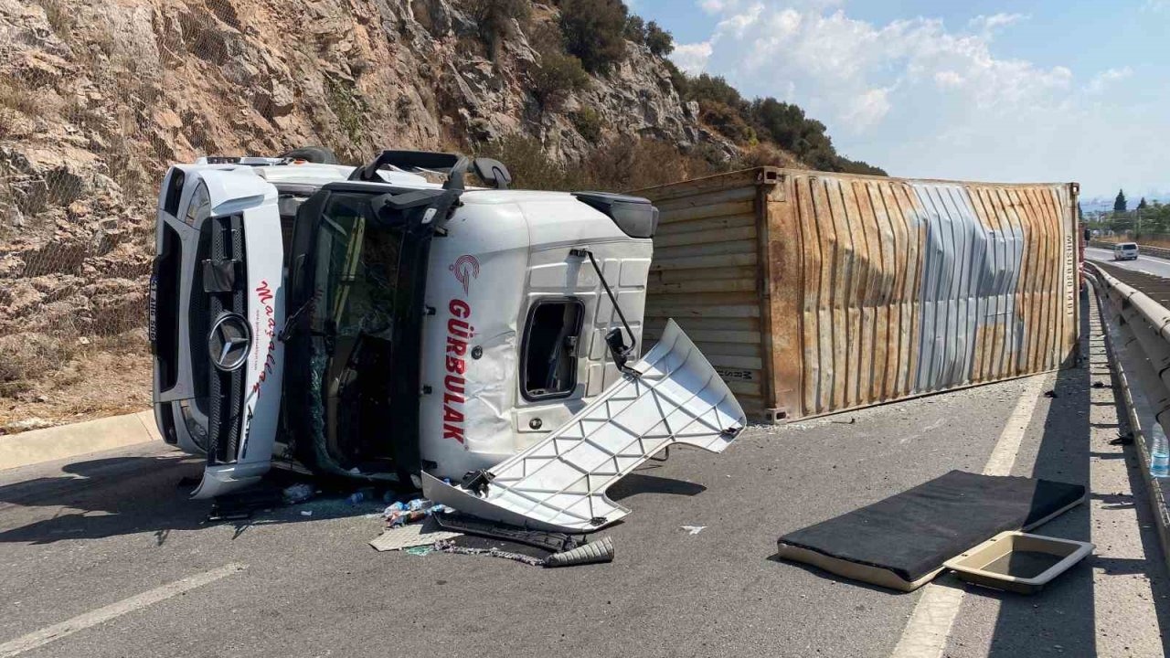 Kocaeli’nde tır devrildi, sürücü yaralandı: İstanbul istikameti trafiğe kapandı