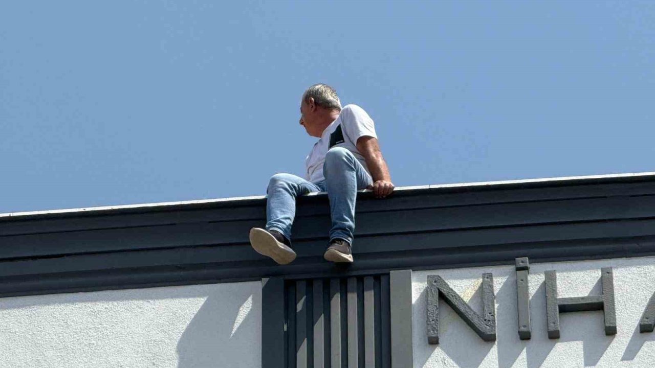 6’ncı kattan atlamak istedi, ailesi ve polisler ikna etti