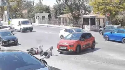 Üsküdar’da aynı noktada peş peşe kazalar kameraya yansıdı