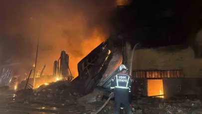 Tekstil deposu ve fabrikada çıkan yangın kontrol altında: 1’i itfaiye eri 2 yaralı
