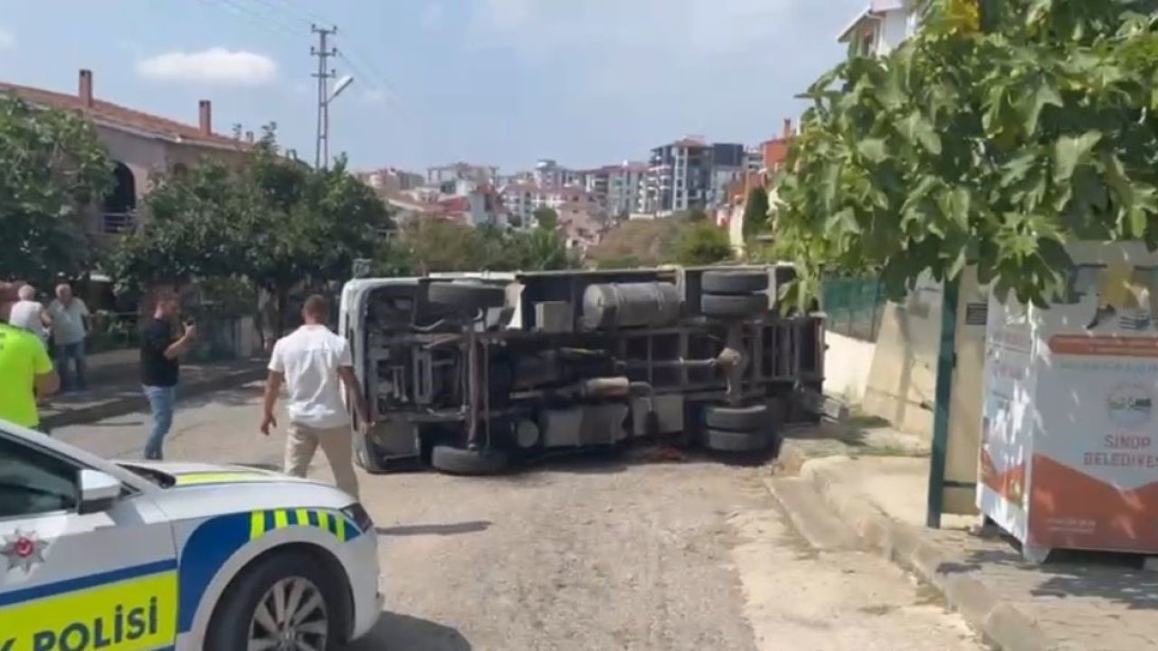 Sinop’ta belediyeye ait kamyonet devrildi: 1 yaralı