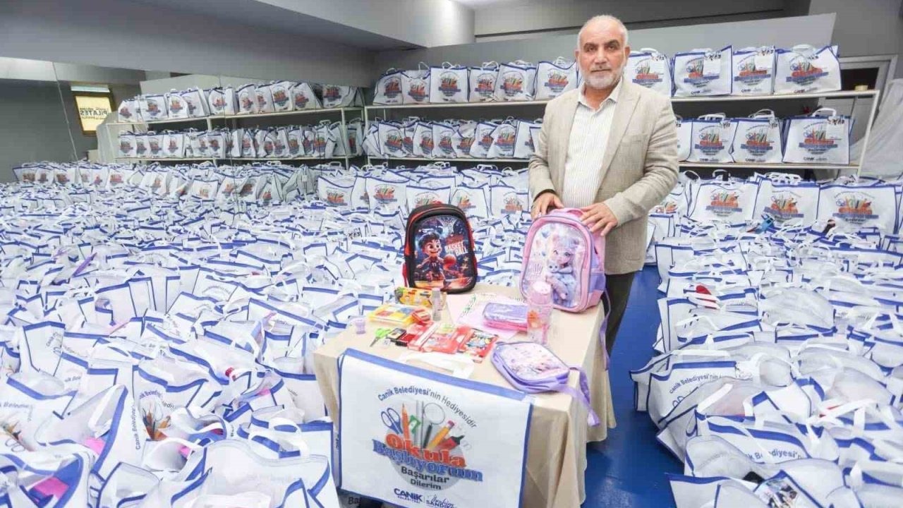 Canik’te okula başlayan tüm öğrencilere çanta ve kırtasiye seti belediyeden