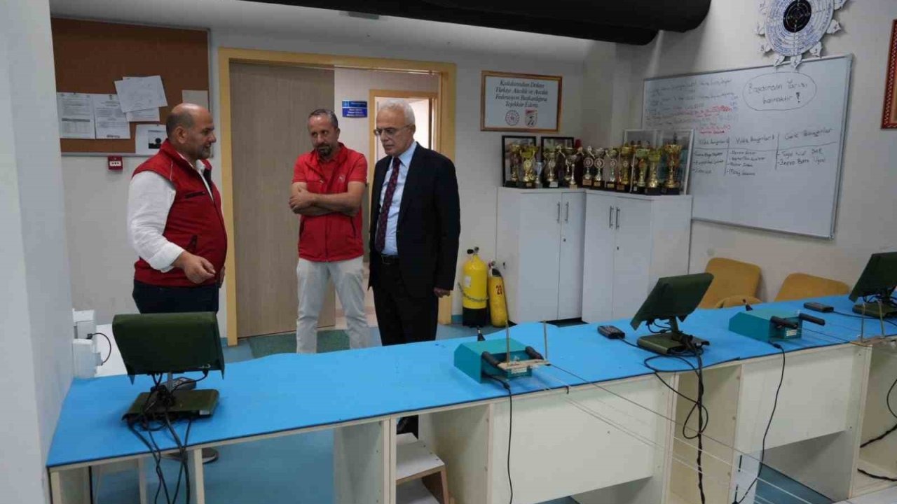 Arslantürk, Bahçeşehir Gençlik Merkezi’ni inceledi
