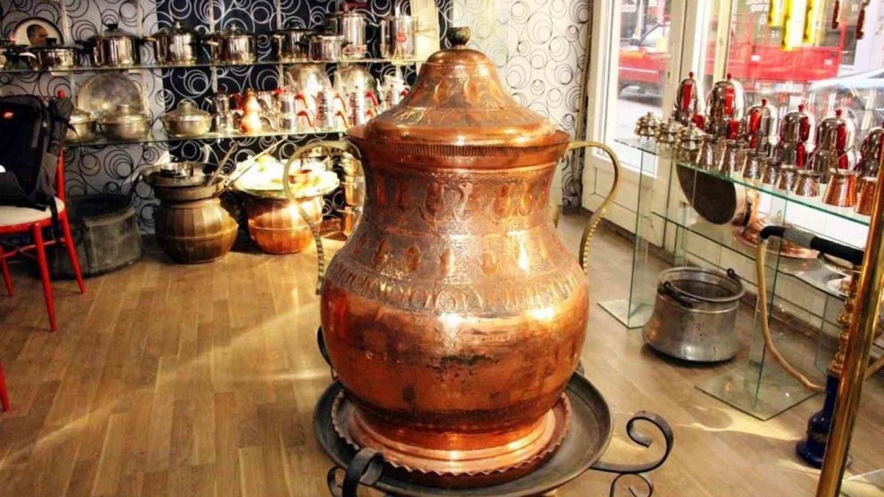 Dev bakraca evladı gibi bakıyor