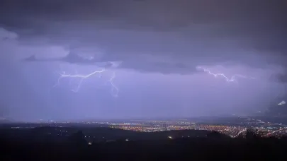 Erzincan’da geceyi aydınlatan şimşek ve yıldırımlar kamerada