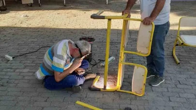 Öğrencileri için kaynak makinesinin başına geçti