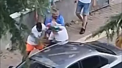 Ağabeyini darbedeni bıçakladı: O anlar kamerada