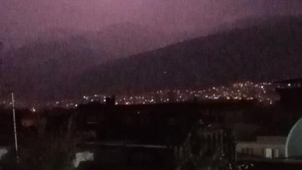 Bursa’da şimşekler geceyi aydınlattı