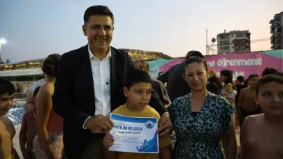 Özel bireyler havuzda engellerini aştı, 500 çocuk yüzme öğrendi