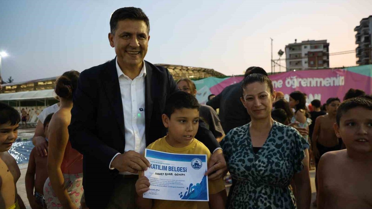 Özel bireyler havuzda engellerini aştı, 500 çocuk yüzme öğrendi