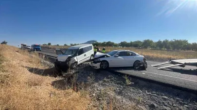 Nevşehir’de iki araç kafa kafaya çarpıştı: 14 yaralı