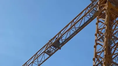 Parasını alamadığını iddia eden işçi kule vince çıktı