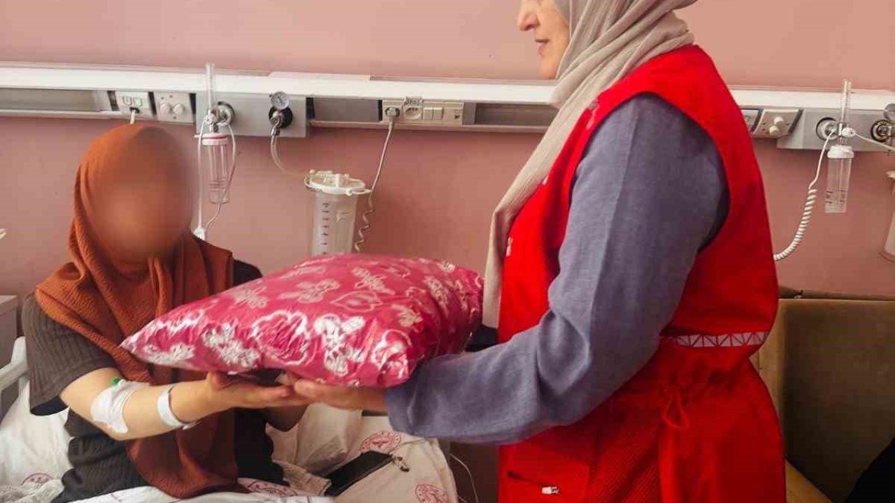 Patnos Kızılay’dan annelere ve yeni doğanlara "Sevgi Bohçası" hediyesi