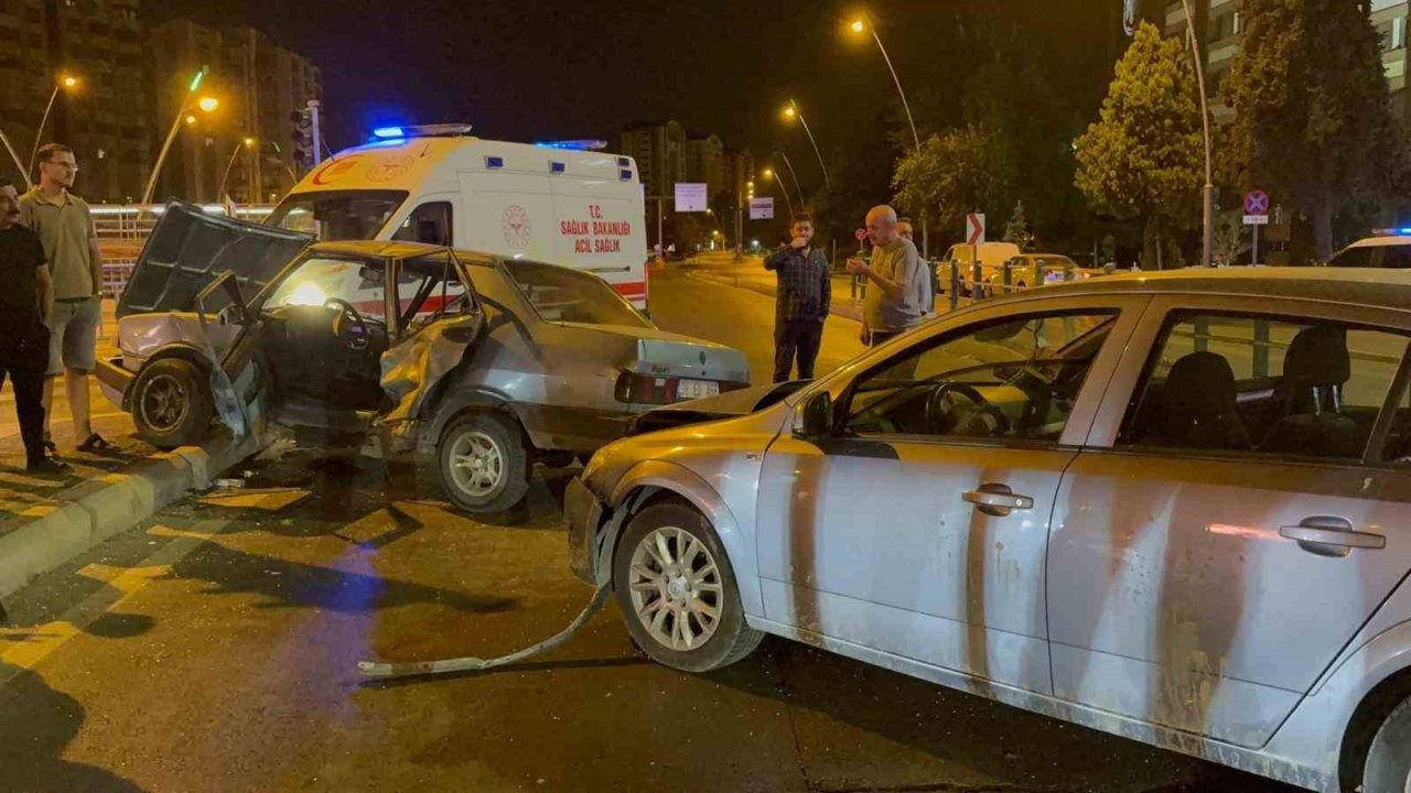 Kuş türü araba ortadan büküldü: 3 yaralı
