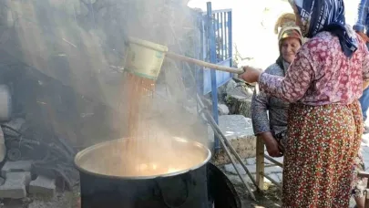 Selendi’de şifa kaynağı pekmez kaynatılmaya başlandı