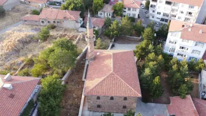 2 asırlık cami, süslemeleriyle dikkat çekiyor